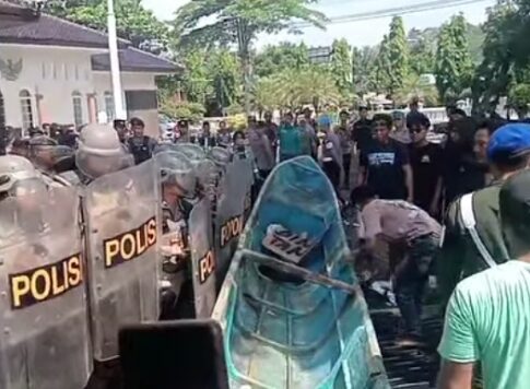 Poto: Kondisi aksi masa setelah berhasil menjebol gerbang di pendopo Bupati Pangandaran.