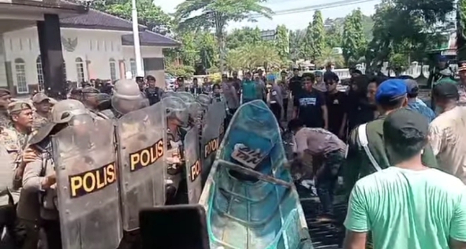 Poto: Kondisi aksi masa setelah berhasil menjebol gerbang di pendopo Bupati Pangandaran.