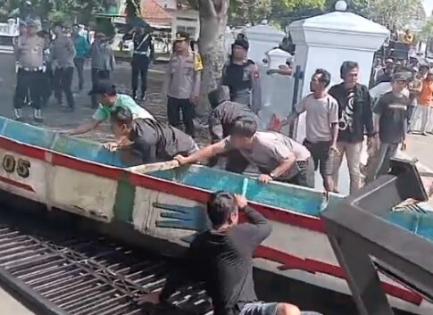 Poto: para nelayan menerobos masuk dengan menabrak perahu ke gerbang pendopo Bupati