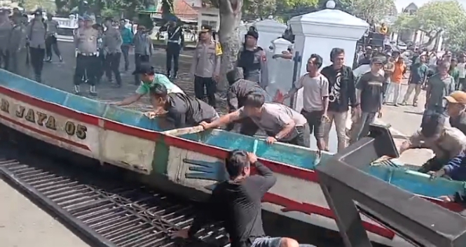 Poto: para nelayan menerobos masuk dengan menabrak perahu ke gerbang pendopo Bupati
