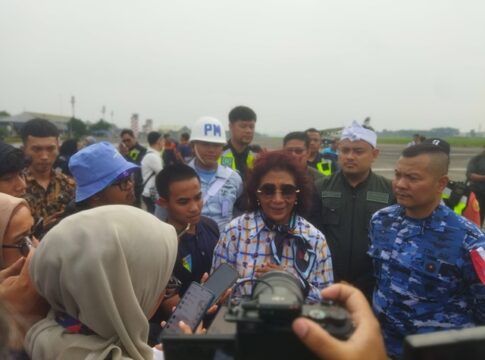 Owner Susi Air Susi Pudjiastuti di Bandara Husein Sastranegara Kota Bandung Rabu (2/7/2025).