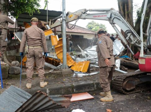 Satuan Polisi Pamong Praja (Satpol PP) Kota Bandung bersama Tim Gabungan kembali tertibkan 42 Kios liar di enam titik Kota Bandung -Ist-