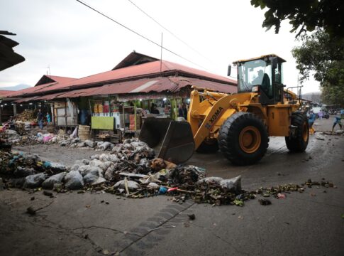 Dinas Lingkungan Hidup (DLH) Kota Bandung angkut puluhan ton sampah di Pasar Induk Gedebage, Kota Bandung Jabar Jumat (4/7/2025).