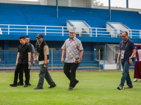 Wali Kota Bandung Saat Meninjau Kesiapan Lapangan Sidolig Kota Bandung Untuk Ajang Latihan Tim yang berlaga pada Piala Persiden 2025 -Ist-
