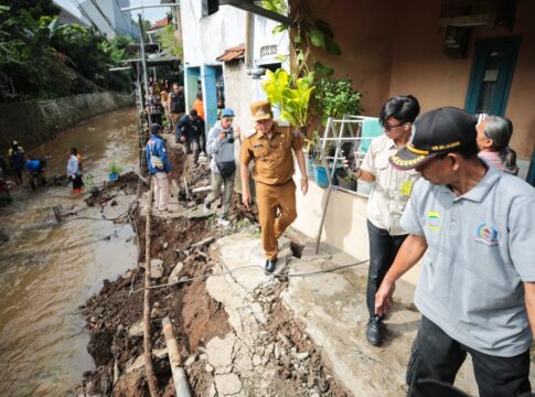 Wakil Wali Kota Bandung Erwin Saat Meninjau Langsung Lokasi Kirmir Longsor di RT 03 RW 07 Kelurahan Cicaheum, Kecamatan Kiaracondong Kota Bandung Senin (7/7/2025)- Ist-