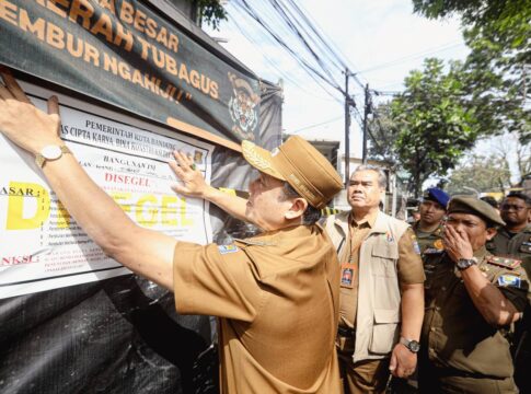 Wakil Wali Kota Bandung Erwin Saat Melakukan Penyegelan Bangunan Setinggi 6 Lantai di Jalan Tubagus Ismail Kota Bandung Senin (7/7/2025) -Ist-
