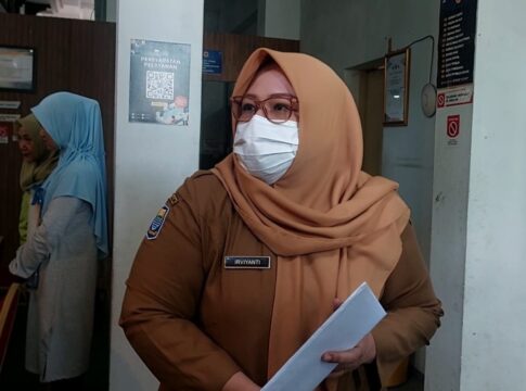 Oknum ASN Disdik Kota Bandung dari bagian Humas melarang jurnalis mempublikasikan keluhan orang tua siswa terkait ketidakjelasan verifikasi jalur prestasi.