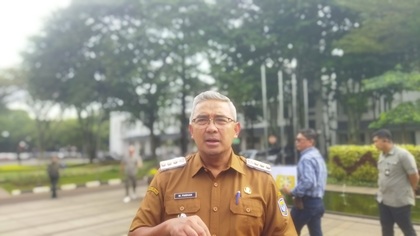 Wali Kota Bandung, Muhammad Farhan, angkat suara terkait insiden yang melibatkan Aparatur Sipil Negara (ASN) Dinas Pendidikan (Disdik) Kota Bandung yang sempat bersitegang dengan salah seorang wartawan yang akan mempublikasikan Laporan orangtua siswa terkait SPMB jalur Prestasi.