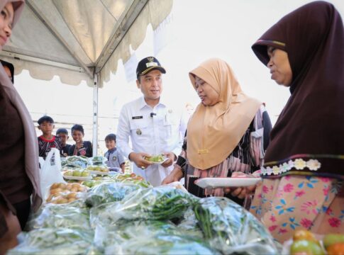 Wakil Wali Kota Bandung Erwin Saat Meninjau Langsung Gerakan Pangan Murah di Jalan Griya Asri RT 01, RW 04, Kecamatan Ujungberung, Rabu, (9/7/2025) -Ist-