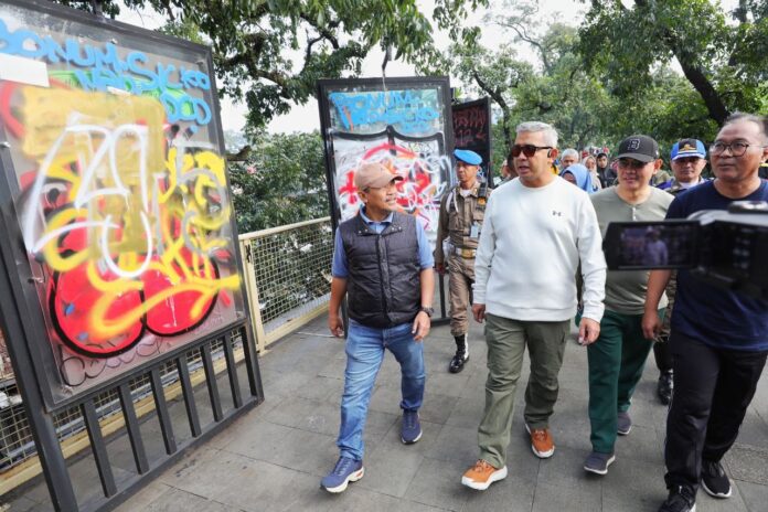 Wali Kota Bandung Muhammad Farhan Saar Meninjau Kondisi Teras Cihampelas Bandung Jumat (11/7/2025) -Ist-