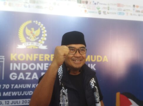 Wali Kota Bandung Muhammad Farhan Saat Menghadiri Konferensi Pemuda Indonesia untuk Gaza Palestina di Gedung Merdeka, Sabtu (12/7/2025)