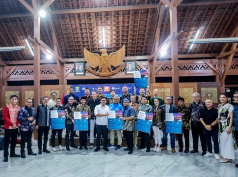 Pemerintah Kota (Pemkot) Bandung menyatakan kesiapannya menjadi kota pertama di Indonesia dalam pengembangan teknologi energi baru dan ekosistem mobil listrik -Ist-