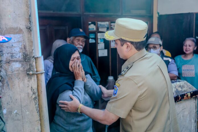 Wakil Wali Kota Bandung Erwin Saat Meninjau Korban Kebakaran di kawasan Jalan Asep Berlian, Gang Bapa Aen, RT 04 RW 11, Kelurahan Cikutra, Kota Bandung Senin (21/7/2025) -Ist-