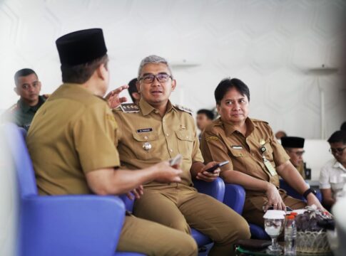 Wali Kota Bandung, Muhammad Farhan bersama Wakil Wali Kota Bandung, Erwin, Sekretaris Daerah Kota Bandung, Iskandar Zulkarnain dan jajaran Forum Komunikasi Pimpinan Daerah (Forkopimda) Kota Bandung mengikuti Peluncuran Koperasi Kelurahan Merah Putih (KKMP) Secara Daring Senin (21/7/2025) -Ist-