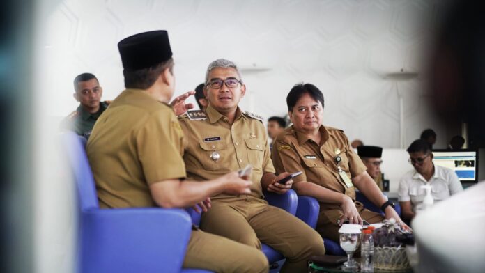 Wali Kota Bandung, Muhammad Farhan bersama Wakil Wali Kota Bandung, Erwin, Sekretaris Daerah Kota Bandung, Iskandar Zulkarnain dan jajaran Forum Komunikasi Pimpinan Daerah (Forkopimda) Kota Bandung mengikuti Peluncuran Koperasi Kelurahan Merah Putih (KKMP) Secara Daring Senin (21/7/2025) -Ist-