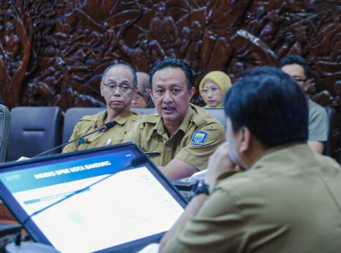 Pemerintah Kota (Pemkot) Bandung terus menggenjot pencapaian Sistem Pemerintahan Berbasis Elektronik (SPBE) tahun 2025 dengan menargetkan skor indeks sebesar 4,62 -Ist-