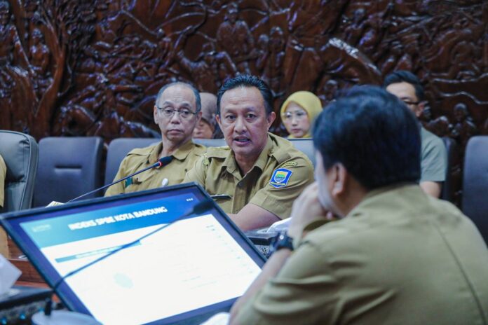 Pemerintah Kota (Pemkot) Bandung terus menggenjot pencapaian Sistem Pemerintahan Berbasis Elektronik (SPBE) tahun 2025 dengan menargetkan skor indeks sebesar 4,62 -Ist-