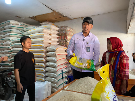 Direktur Utama Perum Bulog, Mayjen TNI Ahmad Rizal Ramdhani Saat Melakukan Peninjauan Penyaluran dan Pengawasan harga beras SPHP di Pasar Induk Gedebage Kota Bandung Kamis (24/7/2025).