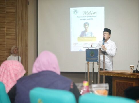 Wakil Wali Kota Bandung Erwin Saat Menghadiri Kegiatan pelatihan Keamanan Siber bagi Pelaku UMKM di Aula Kantor Dinas Koperasi dan UMKM Provinsi Jawa Barat, Rabu (30/7/2025) -Ist-