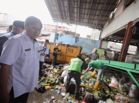 Sekretaris Daerah (Sekda) Kota Bandung, Iskandar Zulkarnain, meninjau langsung pengolahan sampah di dua titik Kota Bandung Rabu (30/7/2025) -Ist-