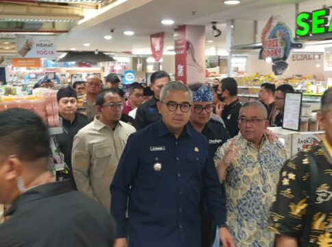 Wali Kota Bandung Muhammad Farha Saat Meninjau Langsung Ketersediaan Beras di Kota Bandung