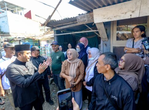 Wakil Wali Kota Bandung Erwin Saat Meninjau Lokasi Pembangunan Puskesmas di Jalan Linggawastu Tamansari Kota Bandung Kamis (31/7/2025) -Ist-