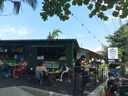 Poto: Suasana di food court 33 Pangandaran saat sore hari.