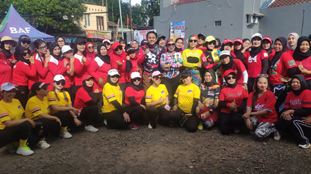 Keterangan Foto: Ketua DPD PSI Kabupaten Ciamis, Yuda Pratama berfoto bersama para peserta Fun Aero Zumba dan Dangdut di Saung PSI, Kelurahan Sindangrasa Ciamis, Kamis (17/07/2025).