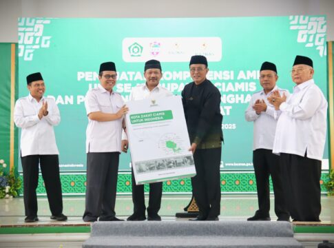 Bupati Ciamis Herdiat Sunarya menerima penghargaan dari Badan Amil Zakat Nasional (Baznas) Republik Indonesia sebagai Kepala Daerah Penggerak Zakat Terbaik Tingkat Nasional,
