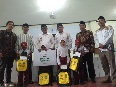 Caption: Wali Kota Banjar Sudarsono foto bersama dengan perwakilan siswa yang mendapatkan bantuan dari Baznas