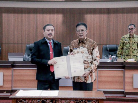 Ketpot: Bupati Ciamis Herdiat Sunarya saat menandatangani nota kesepahaman dengan Kejari, (Foto Prokopim)