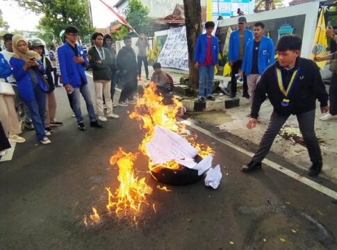 Aksi Mahasiswa PMII di Ciamis Membakar Ban di depan Halaman Kantor KCD 13. Foto (Istimewa)