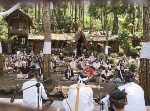 Yayasan Sanggar Seni Astamekar berhasil menggelar pagelaran terapi musik bertajuk “Laras Jiwa” di Shelter Galunggung, kawasan wisata Gunung Galunggung, Kabupaten Tasikmalaya