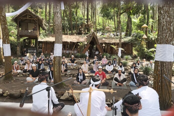 Yayasan Sanggar Seni Astamekar berhasil menggelar pagelaran terapi musik bertajuk “Laras Jiwa” di Shelter Galunggung, kawasan wisata Gunung Galunggung, Kabupaten Tasikmalaya