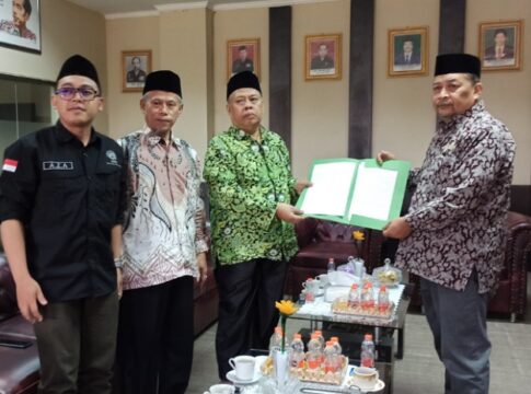 Forkita serahkan lembaran aspirasi kepada Wakil Ketua DPRD Kabupaten Tasikmalaya H. Aef Syaripudin, SH, MH.