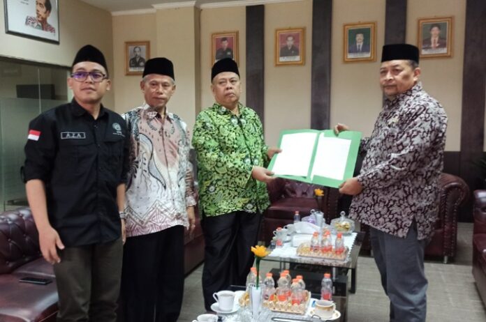Forkita serahkan lembaran aspirasi kepada Wakil Ketua DPRD Kabupaten Tasikmalaya H. Aef Syaripudin, SH, MH.