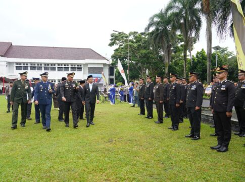 Ket foto : Wali Kota Viman Alfarizi bersama Kapolres Tasikmalaya Kota AKBP Moh Faruk Rozi, Saat Pemeriksaan Pasukan Upacara Peringatan Hari Bhayangkara di halaman Kantor Balekota Tasikmalaya (fokusjabar/Seda)