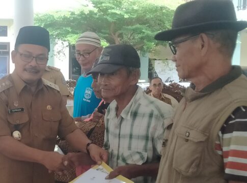 Caption: Wakil Wali Kota Banjar Supriana secara simbolis menyerahkan bantuan kepada pesapon
