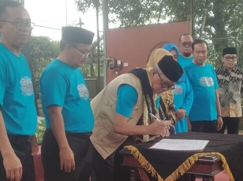 Caption: Wali Kota Banjar Sudarsono menandatangani pogram inovasi Pakades Terpadu