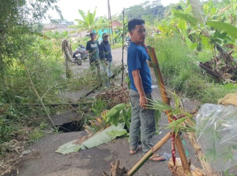 Ketpot: Jalan amblas di wilayah Desa Sukamaju Baregbeg Ciamis