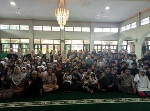 Ket foto : Wakil Wali Dicky Candra, foto bersama para anak-anak peserta Quran Camp di Masjid Ath -Thayyibah Leuwidahu Tasikmalaya (fokusjabar/Seda)