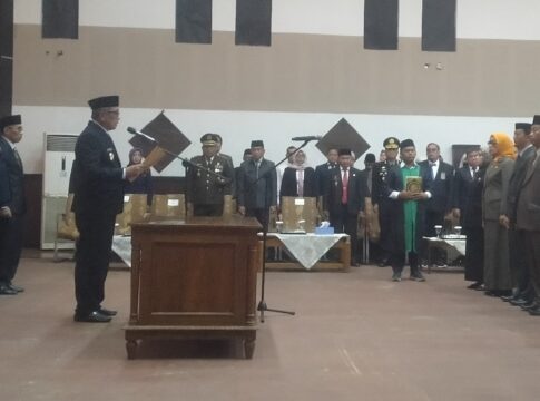 Caption: Wali Kota Banjar Sudarsono melantik pegawai di Lingkup Pemkot Banjar