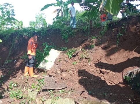 Di Kecamatan Cikoneng, sebuah Tembok Penahan Tebing (TPT) milik warga bernama Hendra yang berada di Dusun/Desa Nasol dilaporkan ambrol akibat derasnya aliran air.
