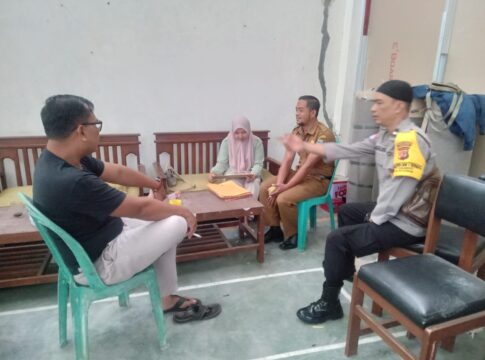 Caption: Bhabinkamtibmas Desa Sukamukti Polsek Pataruman Aipda Agus Supriatna monitoring pembangunan dapur sehat MBG