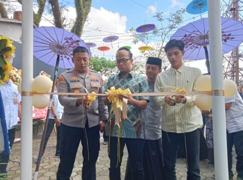 Ket foto : Wali Kota Tasikmalaya Viman Alfarizi bersama Kapolres Tasikmalaya Kota AKBP Moh Faruk Rozi, gunting pita Grand Opening Saung Toncom & Kopi Magha Tasikmalaya (fokusjabar/Seda)