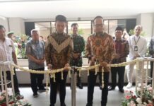 Ket foto : Wali Kota Viman Alfarizi bersama Direktur TMC Eternal Home dr Kevin Reinaldi Tanardi, melakukan gunting pita tanda Peresmian Gedung Pemulasaraan Jenazah (fokusjabar/Seda)