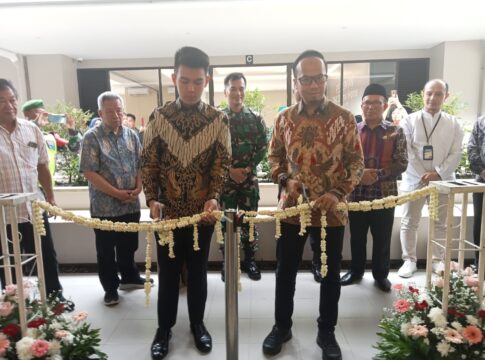 Ket foto : Wali Kota Viman Alfarizi bersama Direktur TMC Eternal Home dr Kevin Reinaldi Tanardi, melakukan gunting pita tanda Peresmian Gedung Pemulasaraan Jenazah (fokusjabar/Seda)