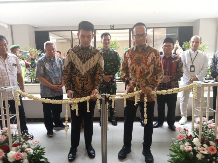 Ket foto : Wali Kota Viman Alfarizi bersama Direktur TMC Eternal Home dr Kevin Reinaldi Tanardi, melakukan gunting pita tanda Peresmian Gedung Pemulasaraan Jenazah (fokusjabar/Seda)