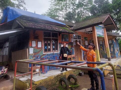 Ketpot: Bangunan TK Karya Damasta yang tertimpa pohon saat dilakukan asesmen oleh BPBD Ciamis