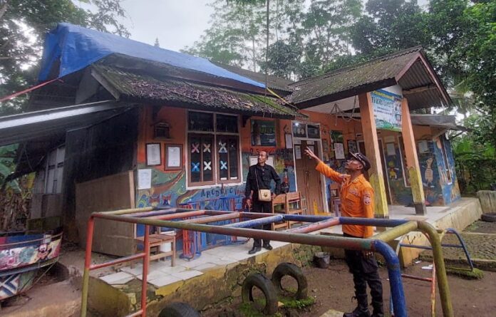 Ketpot: Bangunan TK Karya Damasta yang tertimpa pohon saat dilakukan asesmen oleh BPBD Ciamis